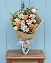 Букет цветов из:  Альстромерии, Лизиантусы, Розы и Хризантемы в Нартан