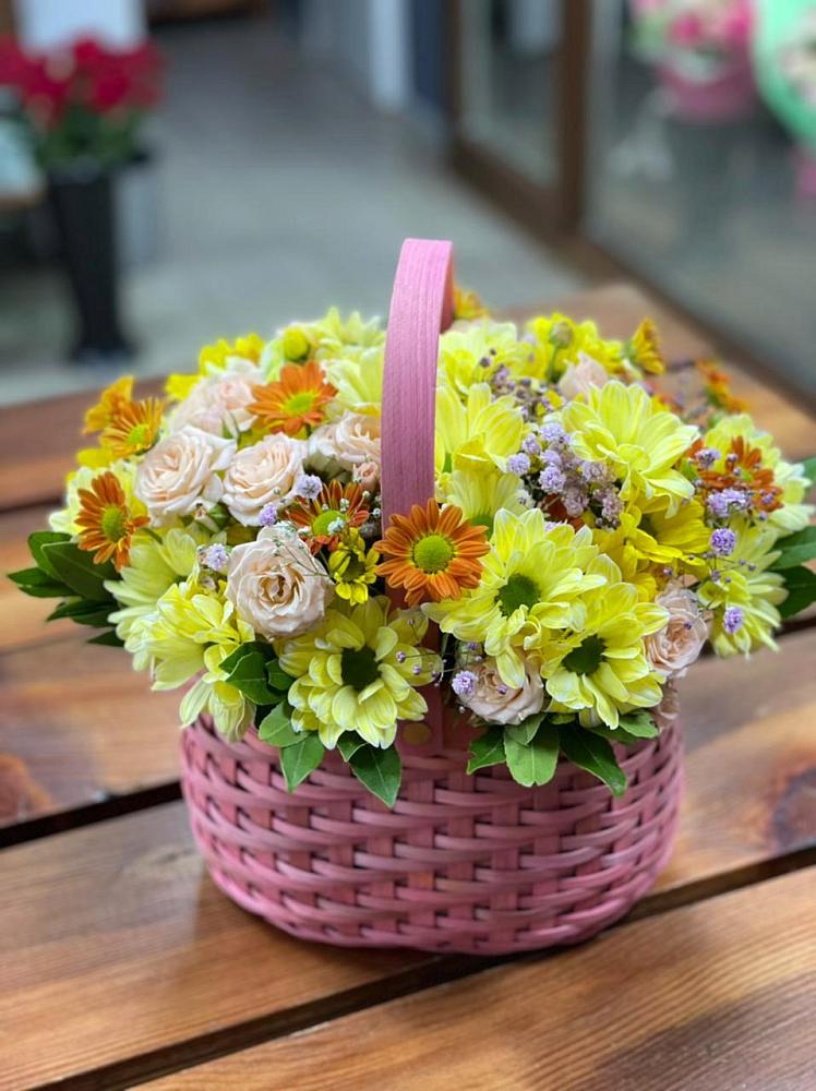 Цветочная композиция из Хризантемы и Розы в корзине в Нартан
