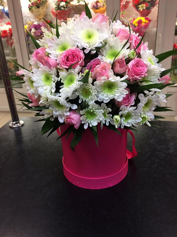 Цветочная композиция из Розы и Хризантемы в шляпной коробке в Нартан