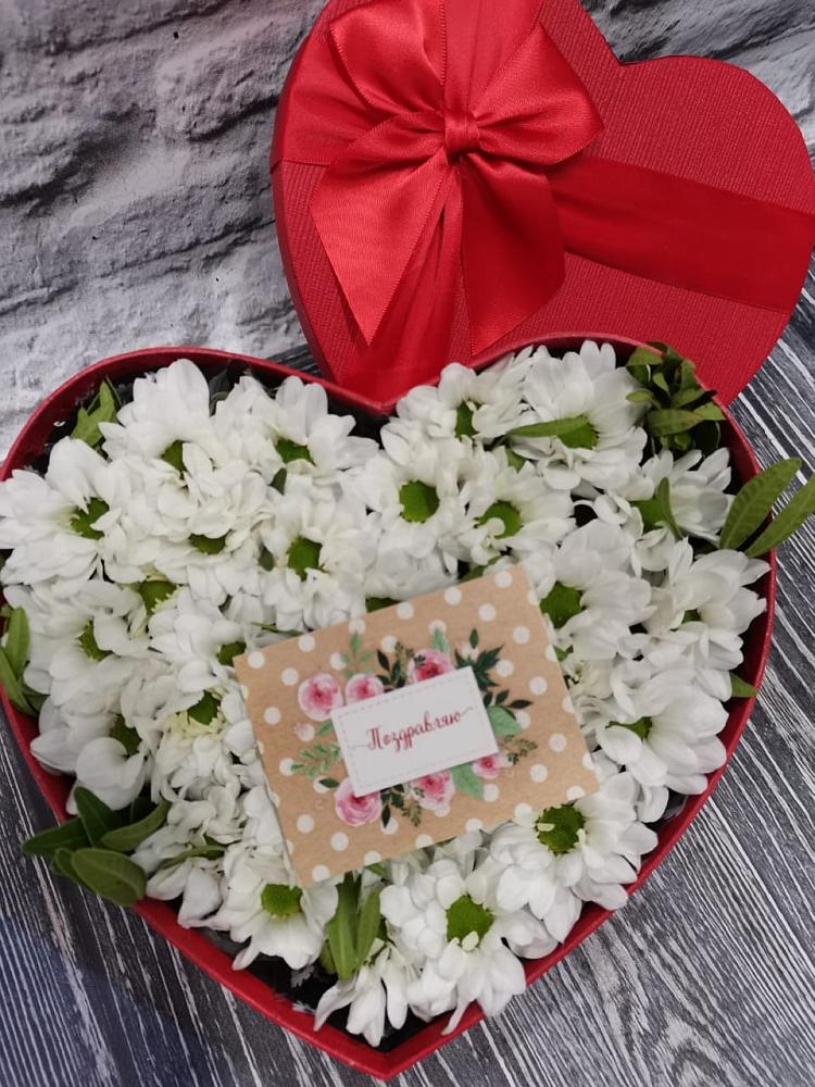 Цветочная композиция из Хризантемы в виде сердца в Нартан