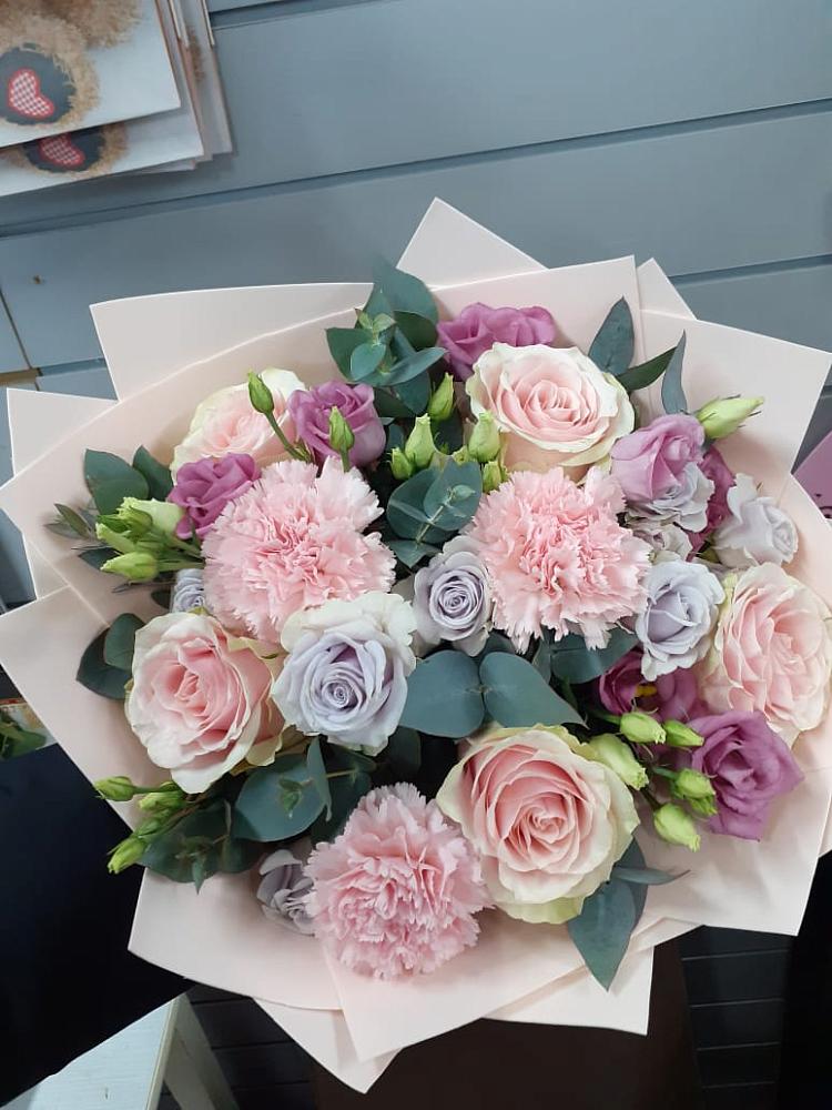 Букет цветов из: Розы, Гвоздики и Лизиантусы в Нартан